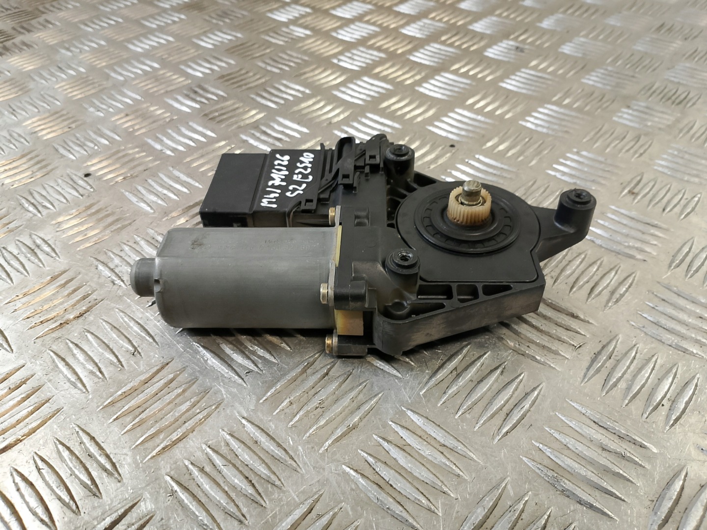 window regulator left rear part left rear VW PASSAT B5 BOSCH 0130821697