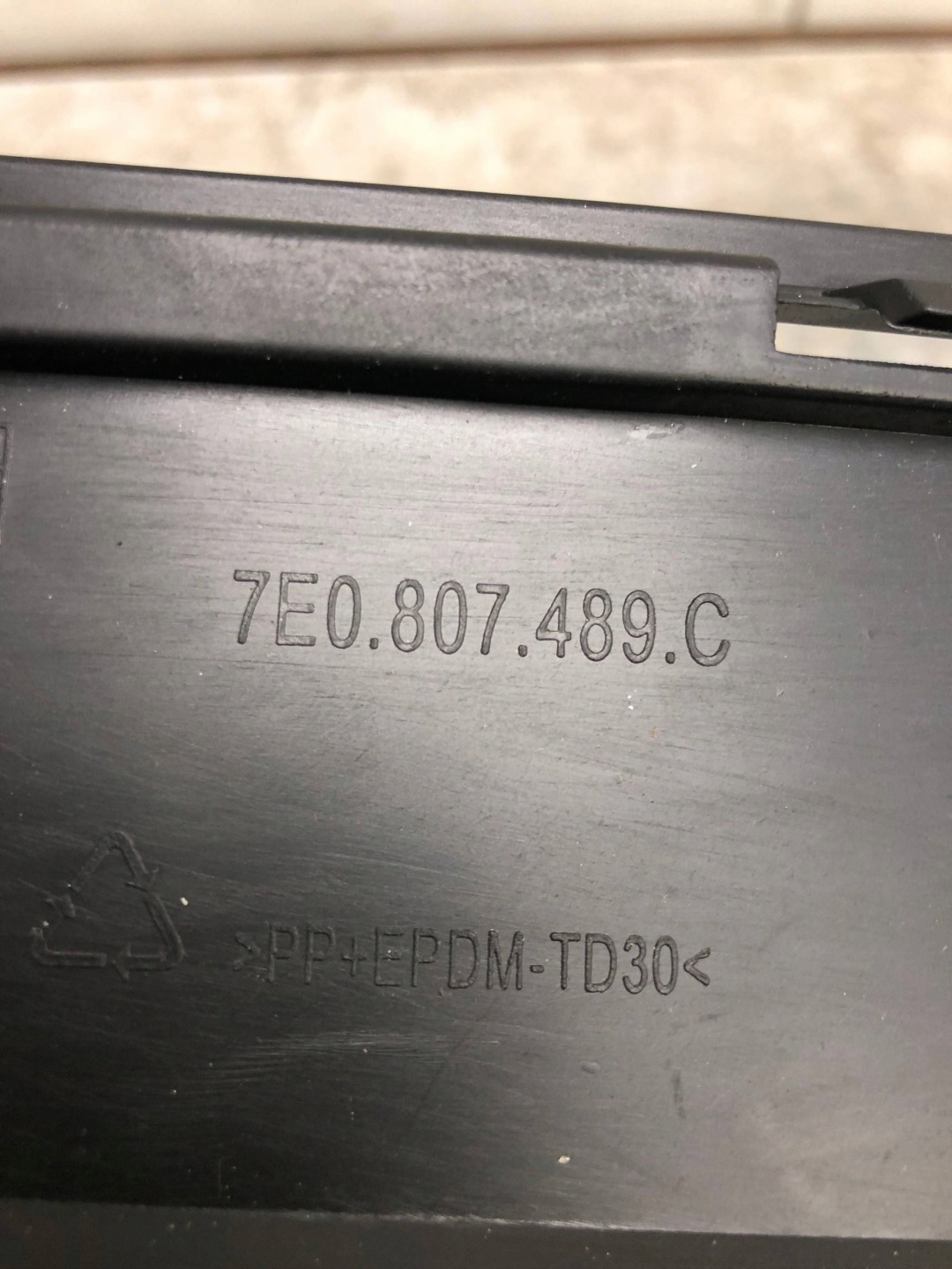 mřížka nárazníku levý předek VW T6 7E0807489C