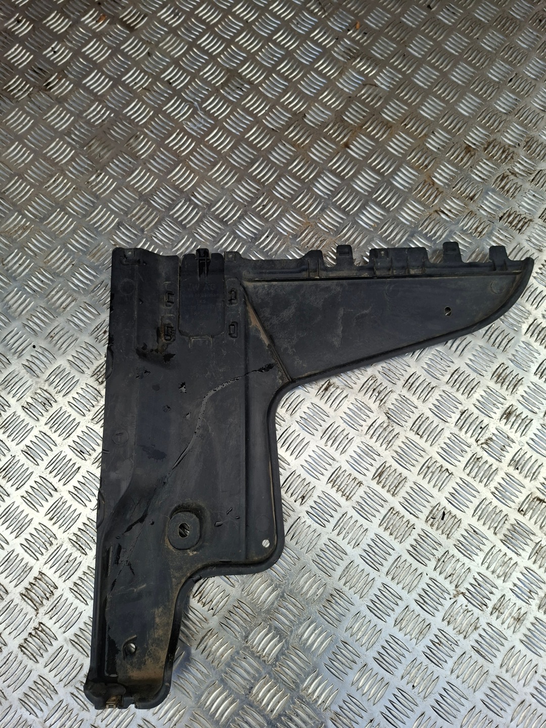 cover chassis right VOLKSWAGEN VW PASAT B8 3Q0825101A
