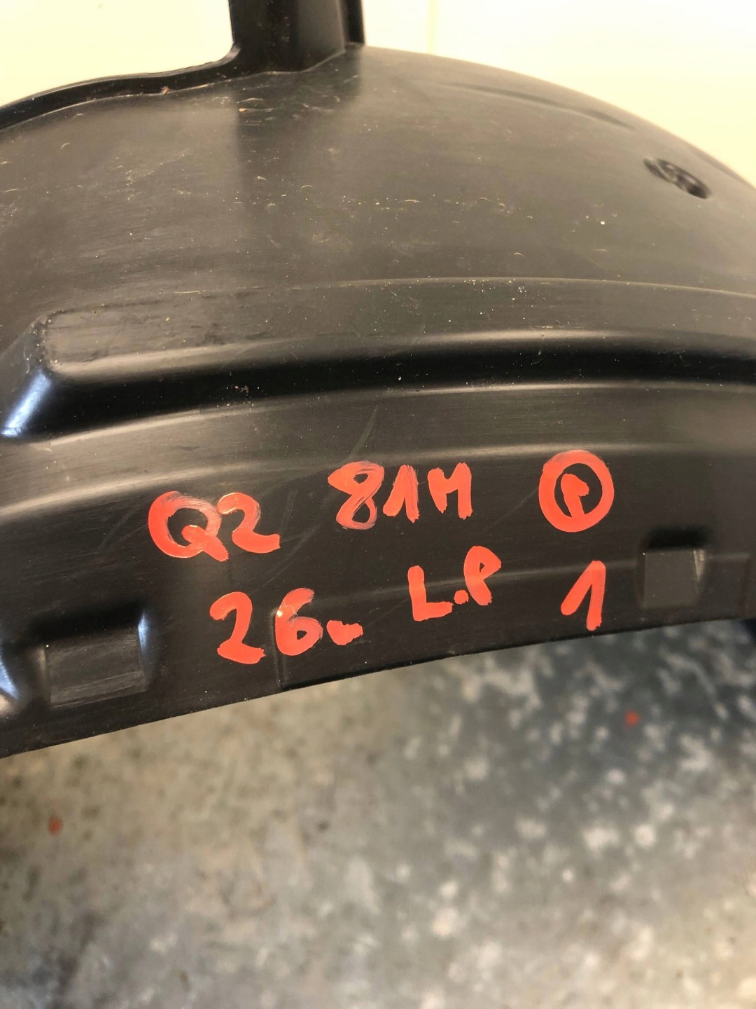 mudguard left front AUDI Q2 81M 81M821171
