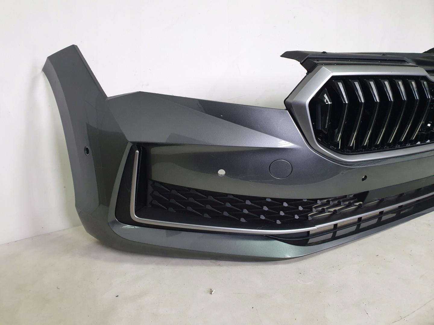 SKODA SUPERB IV 3P0 23-> bumper front front 6 x PDC cover 3P0807221