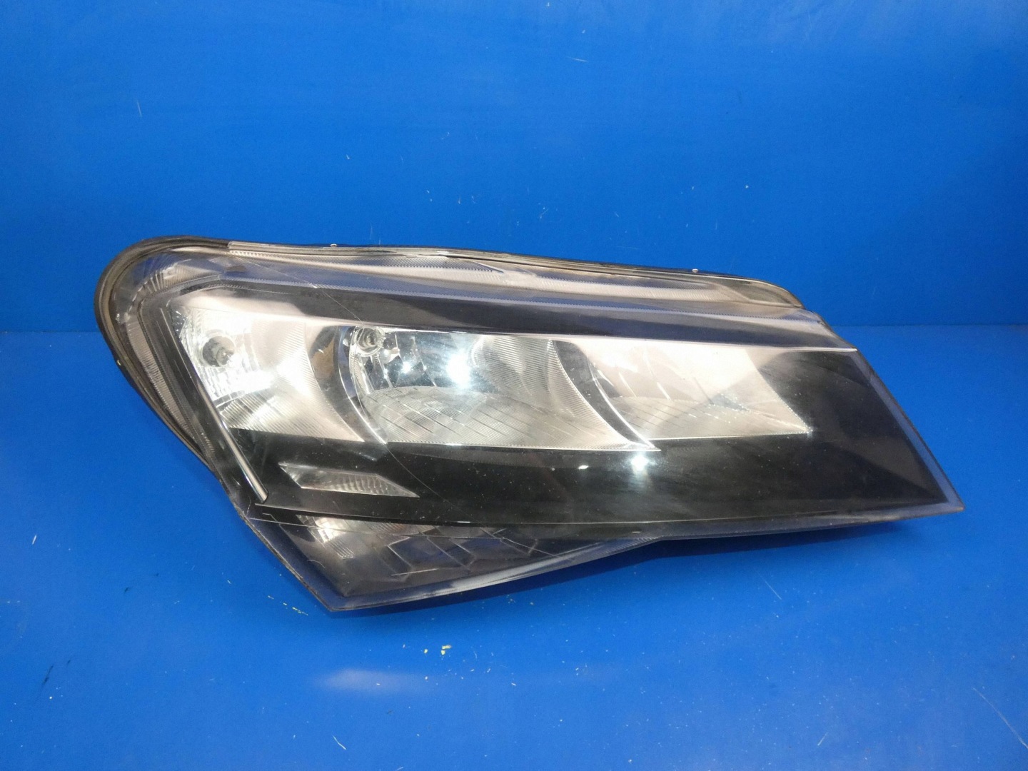 SKODA SUPERB III 3V light right right front front WERSJA ANGIELSKA