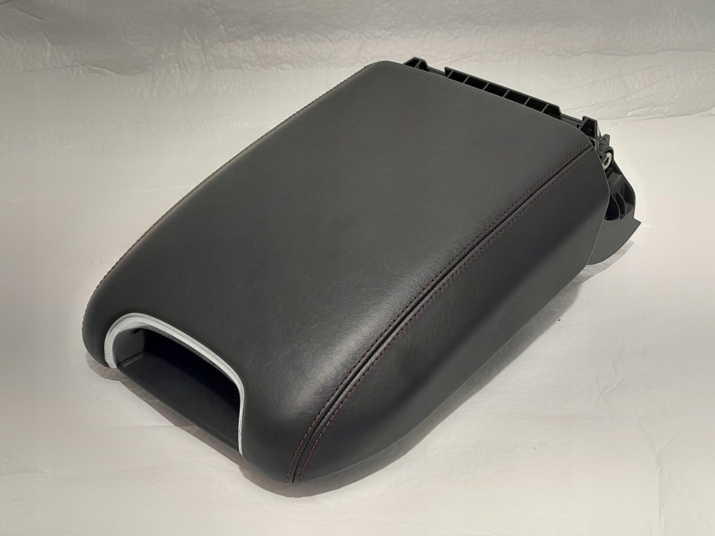 PORSCHE CAYENNE 9Y armrest leather red NIC 9Y0864101B