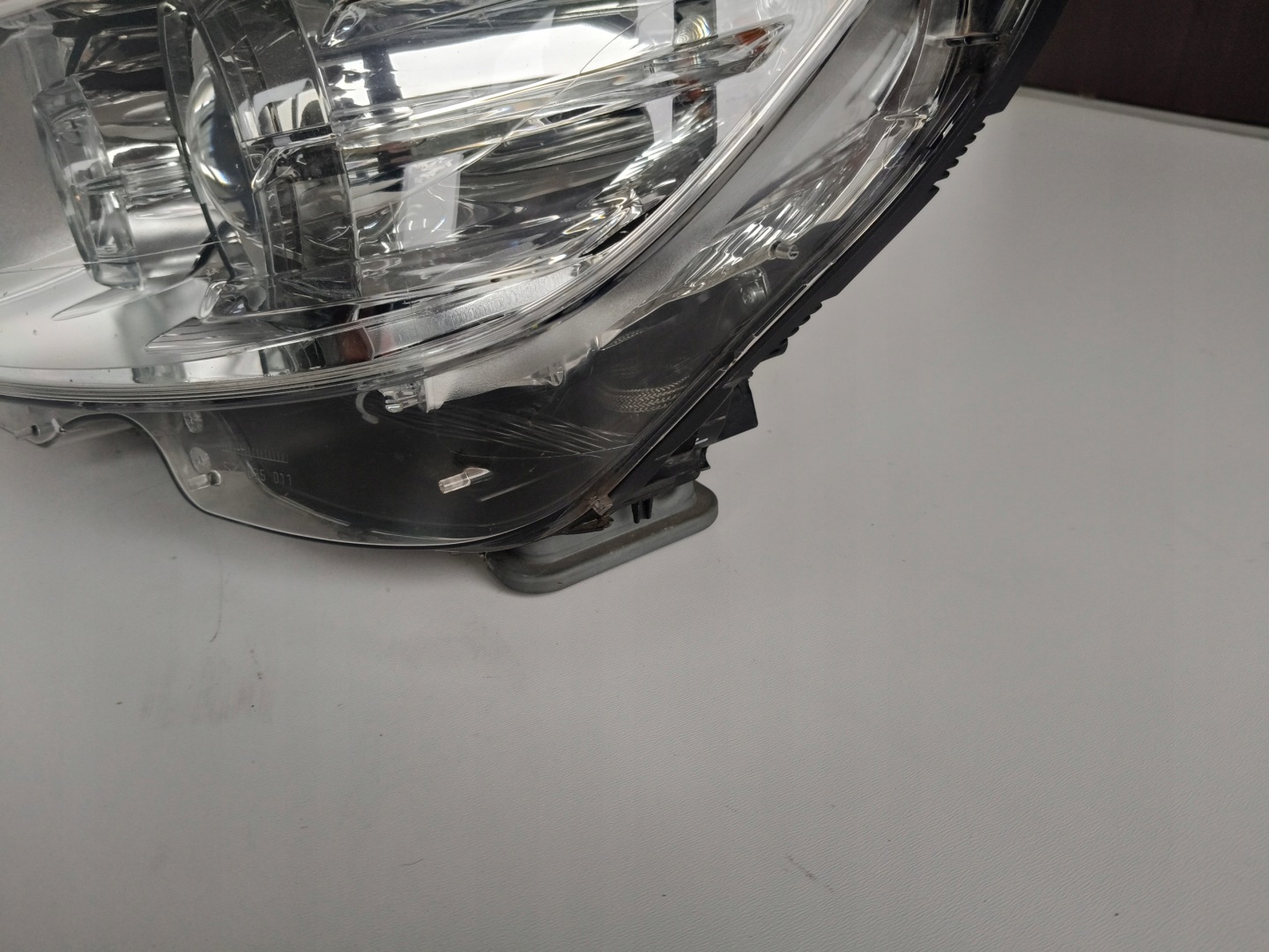 light left REFLEKTOR MERCEDES C-KLASA W204 07-10 XENON