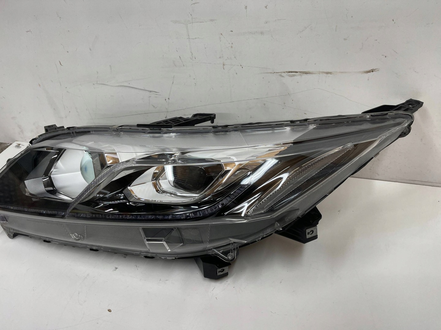 REFLEKTOR front side left MITSUBISHI ECLIPSE CROSS 17- LED