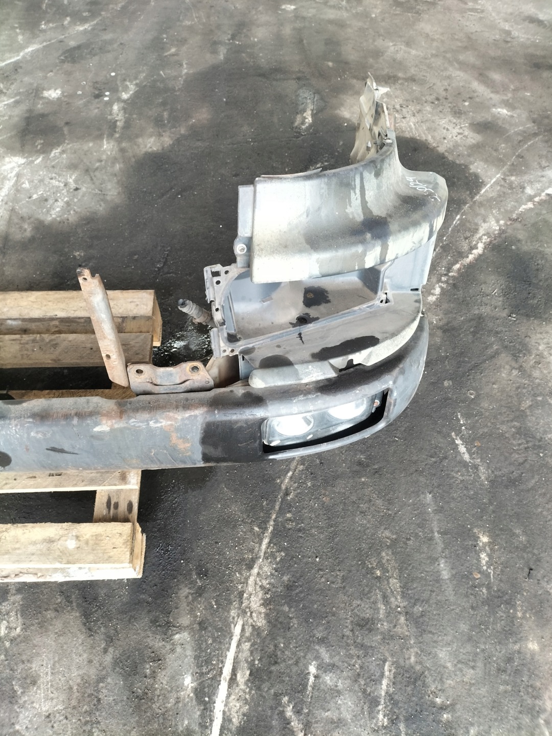 Frontstoßstange träger Licht STOPNICA links SCANIA 4 P94 BD4 2000r