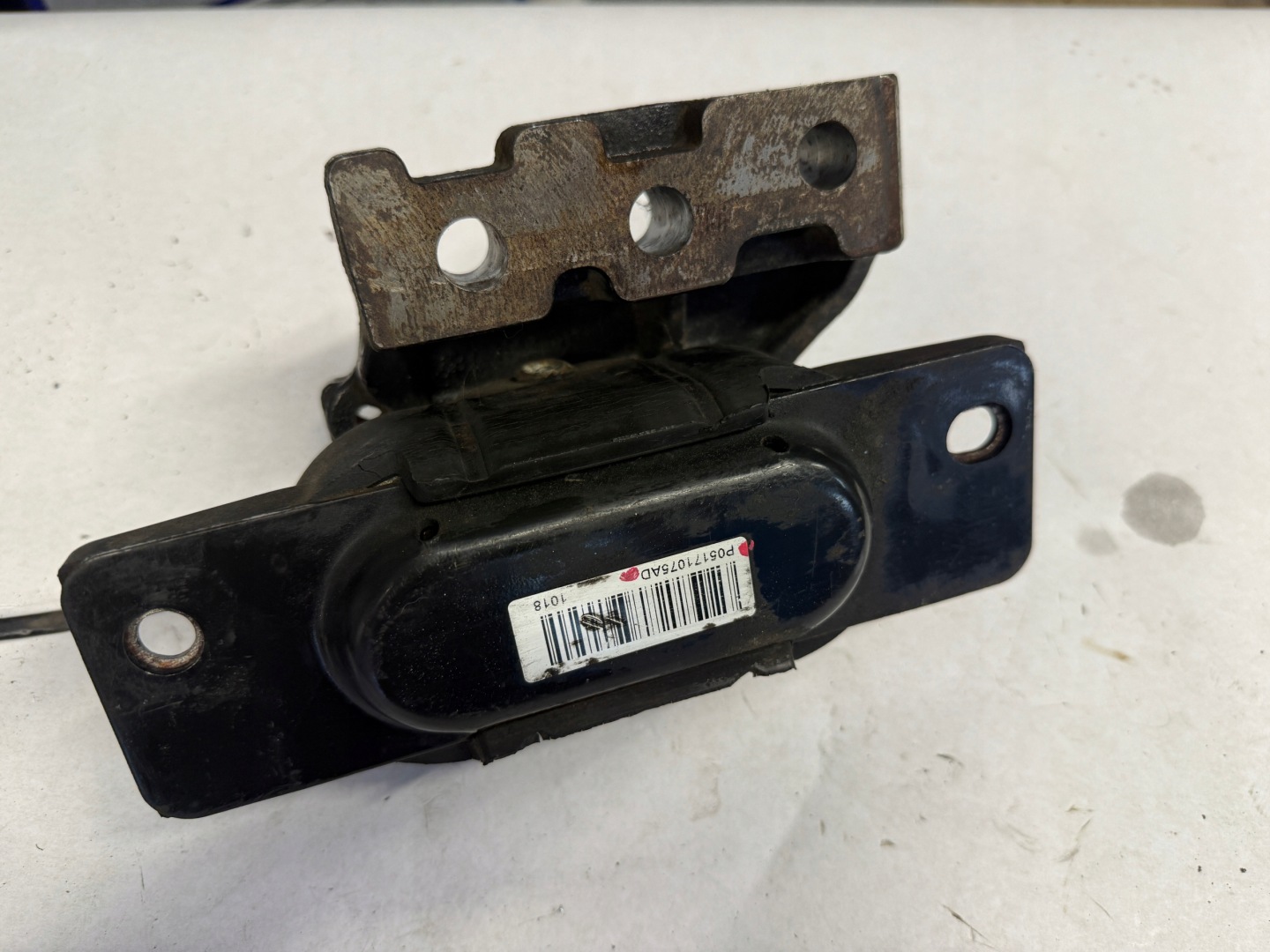 DODGE JOURNEY 2.0 CRD holder engine mount P05171075AD