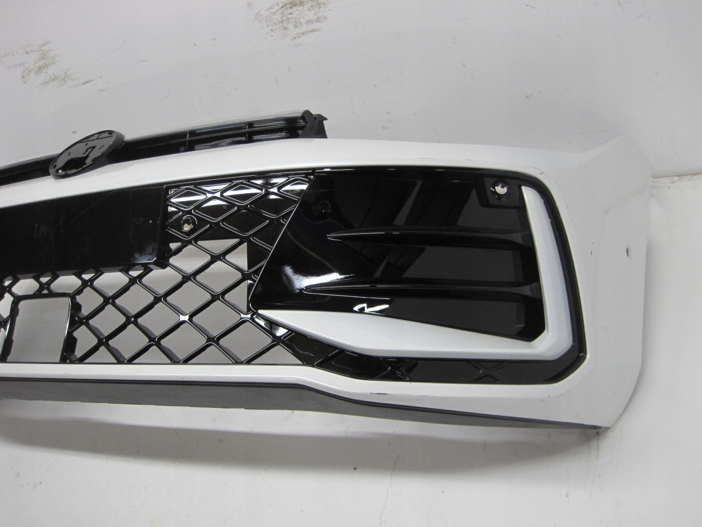 bumper VW PASSAT B9 3J0 R-LINE LED below 6 PDC below RADAR front front