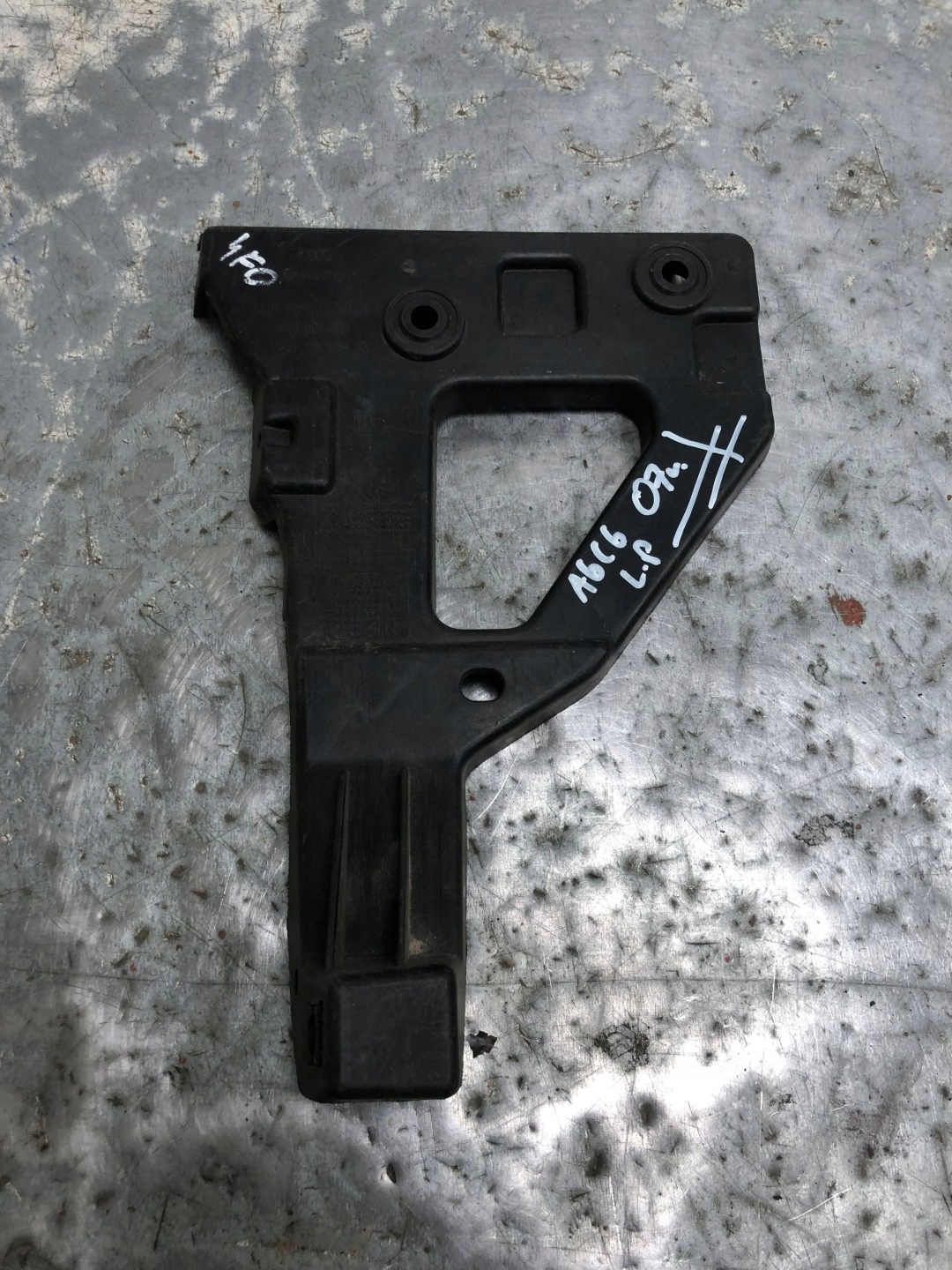 bumper bracket left front AUDI A6 C6 4F0807227