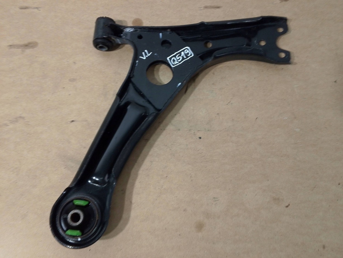 Chery Tiggo 4 arm front left 2020004700AA (Q519)