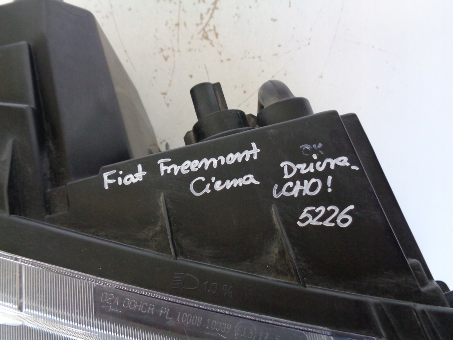 light right FIAT FREEMONT DODGE JOURNEY CIEMNA