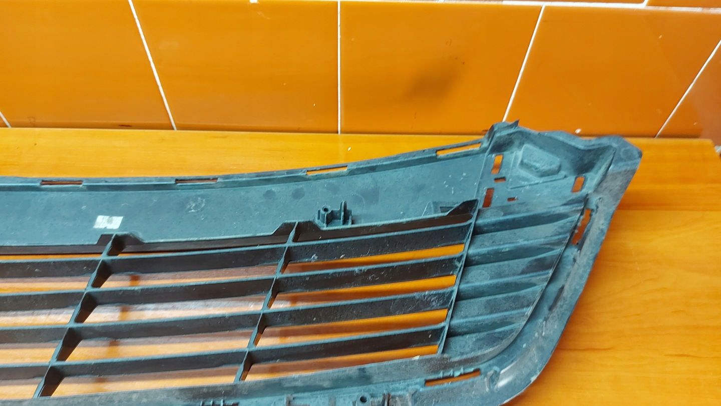 grid of a bumper central front front TOYOTA YARIS III 11