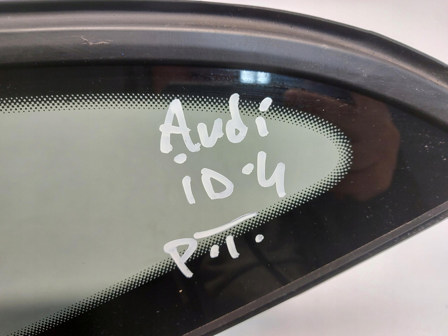 VW ID4 11A , 2024r SUV 5D window bodywork right rear part
