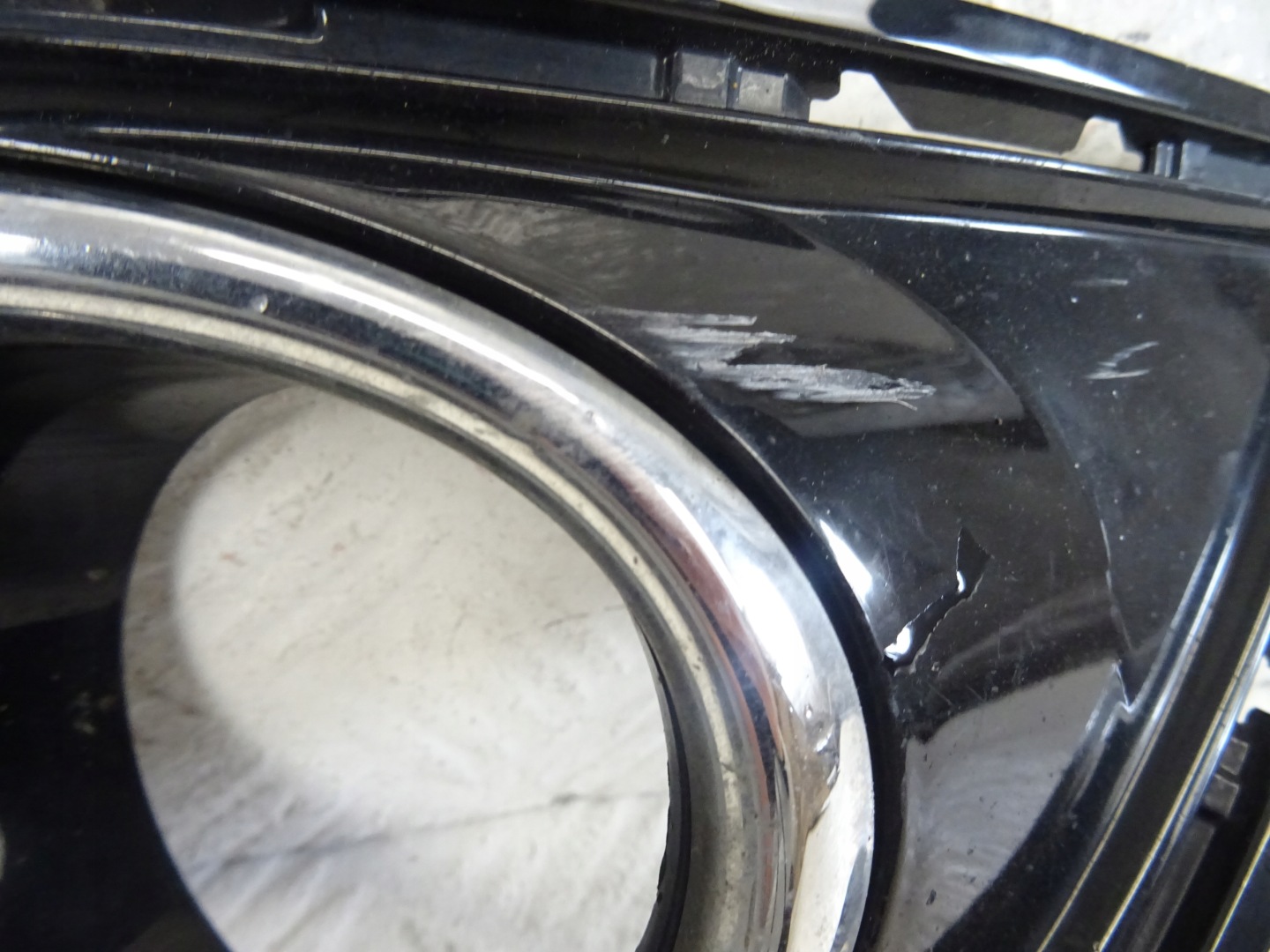 grid of a bumper front front right FORD MONDEO MK5 DS73-19952-L