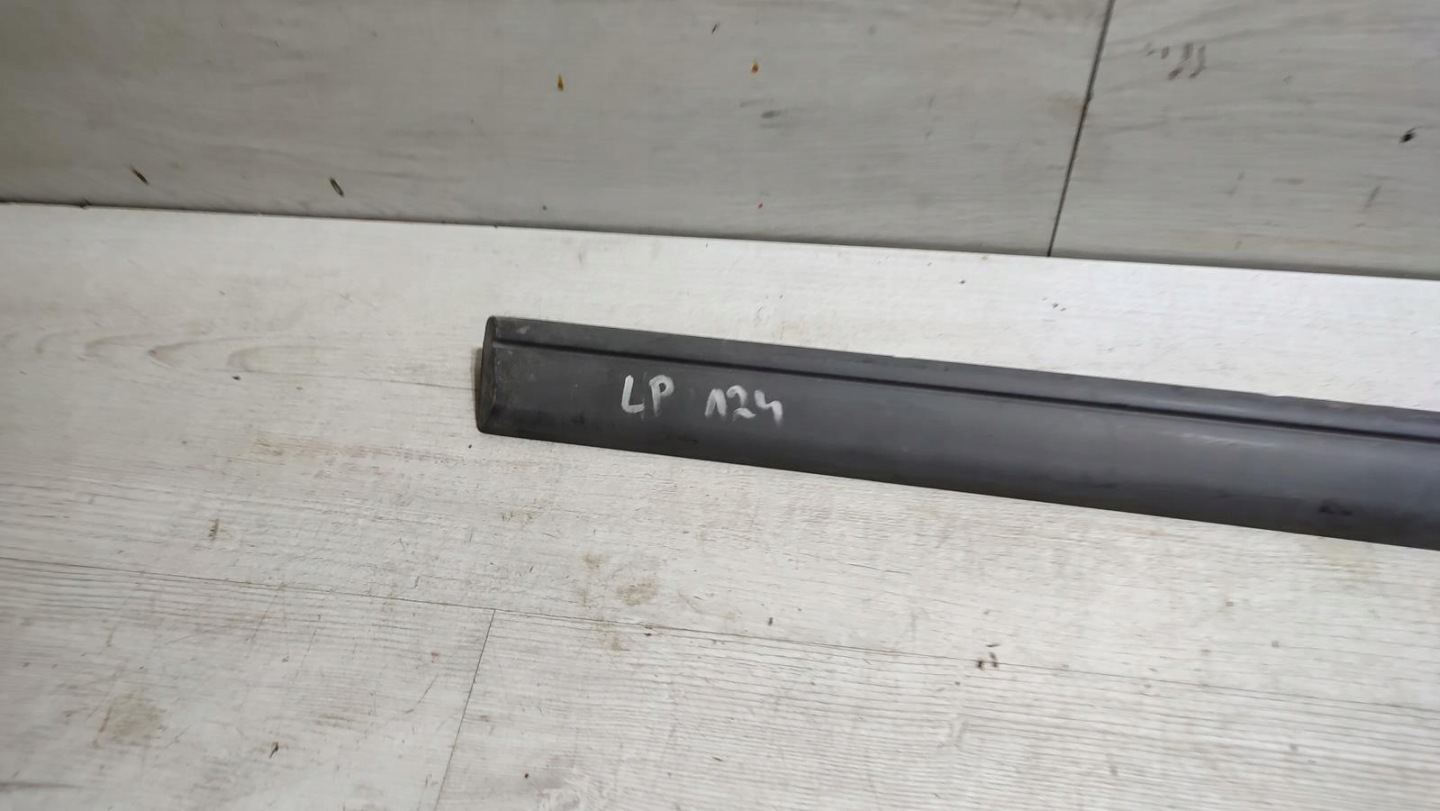 moulding door left front upper Mercedes w124
