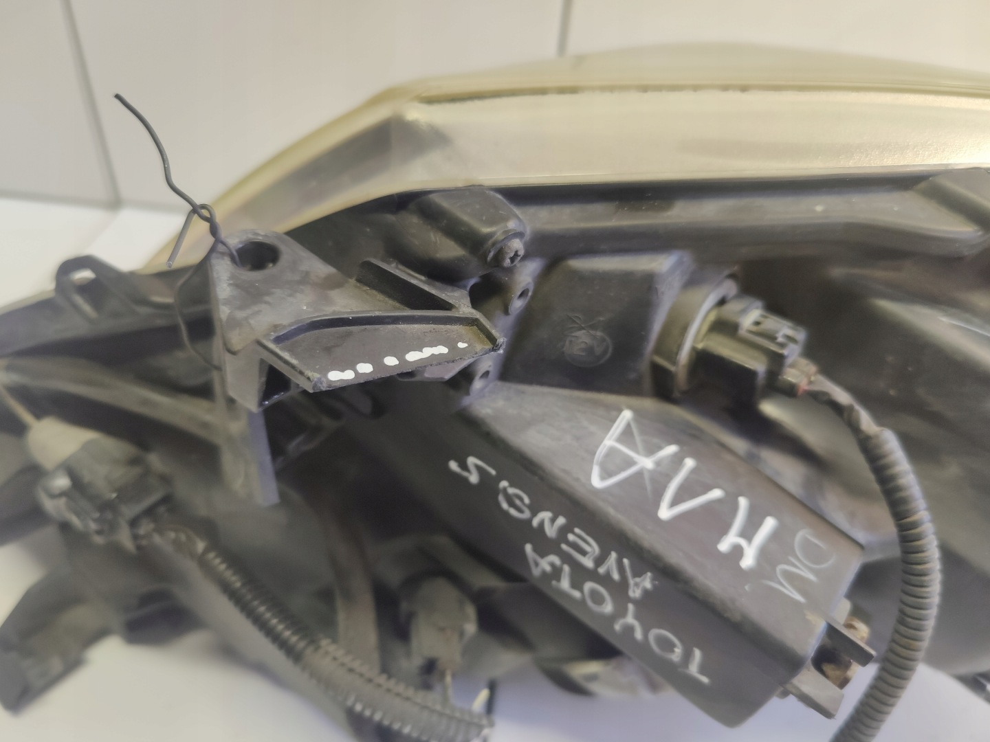 TOYOTA AVENSIS T27 light right front UK H279AR-DE
