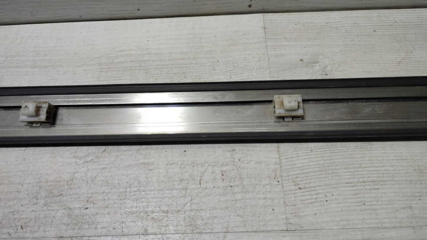 moulding door left front upper Mercedes w124