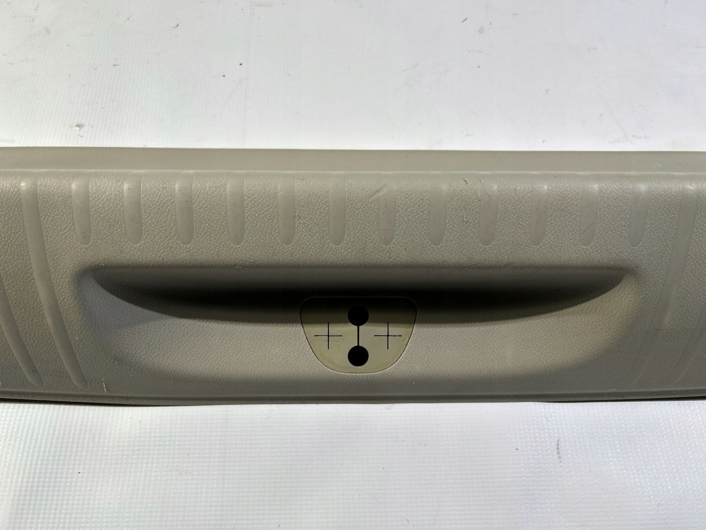 cover of the threshold supports boot covering side Chrysler Pacifica 2017