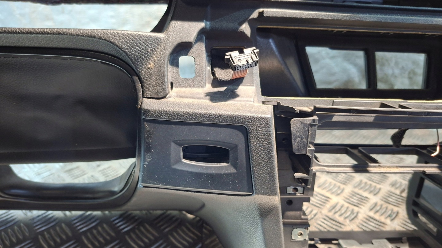 dashboard instrument panel cockpit BMW E90 E91