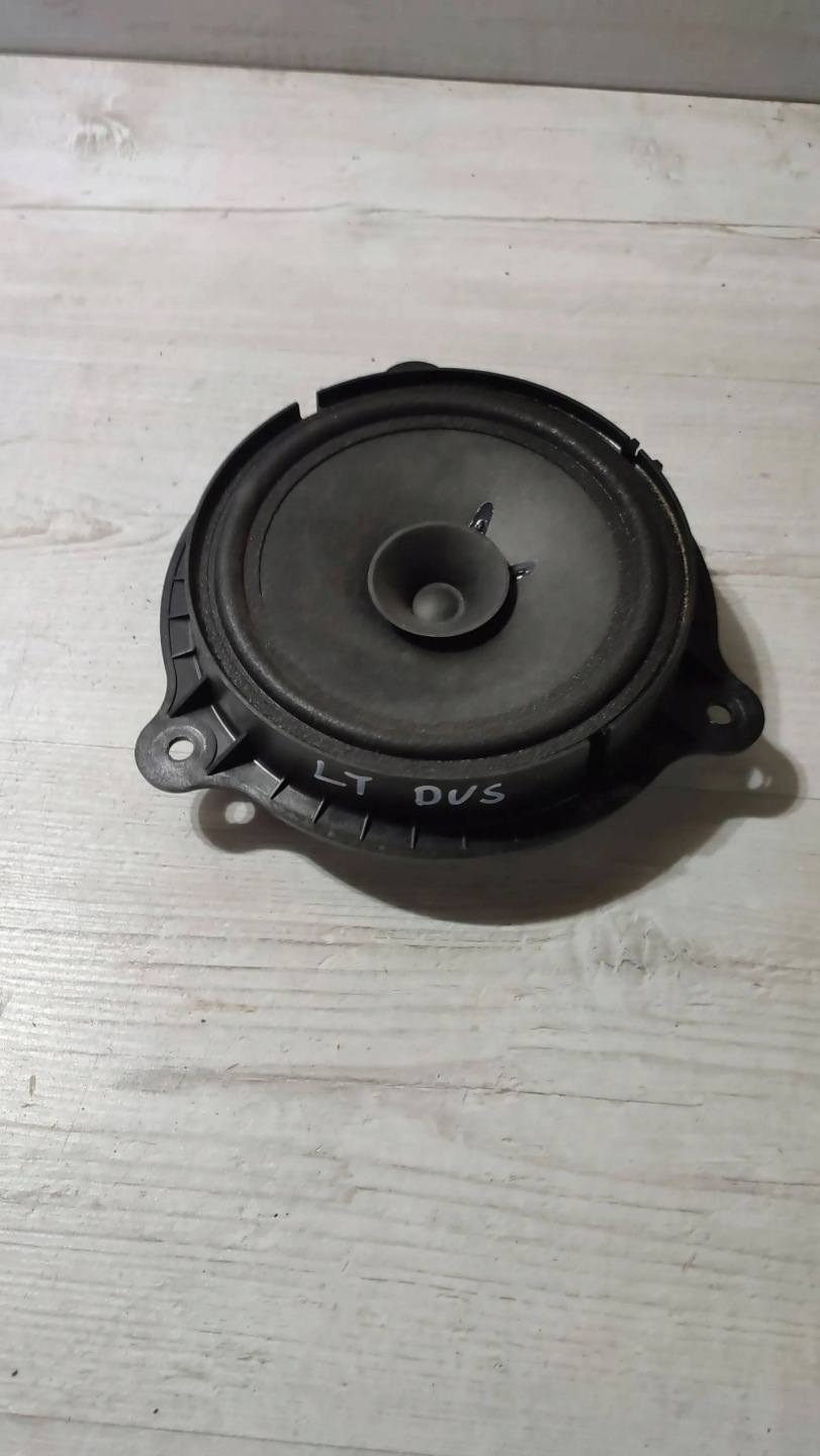 Dacia Duster II 17r 1.2 rear part side left speaker