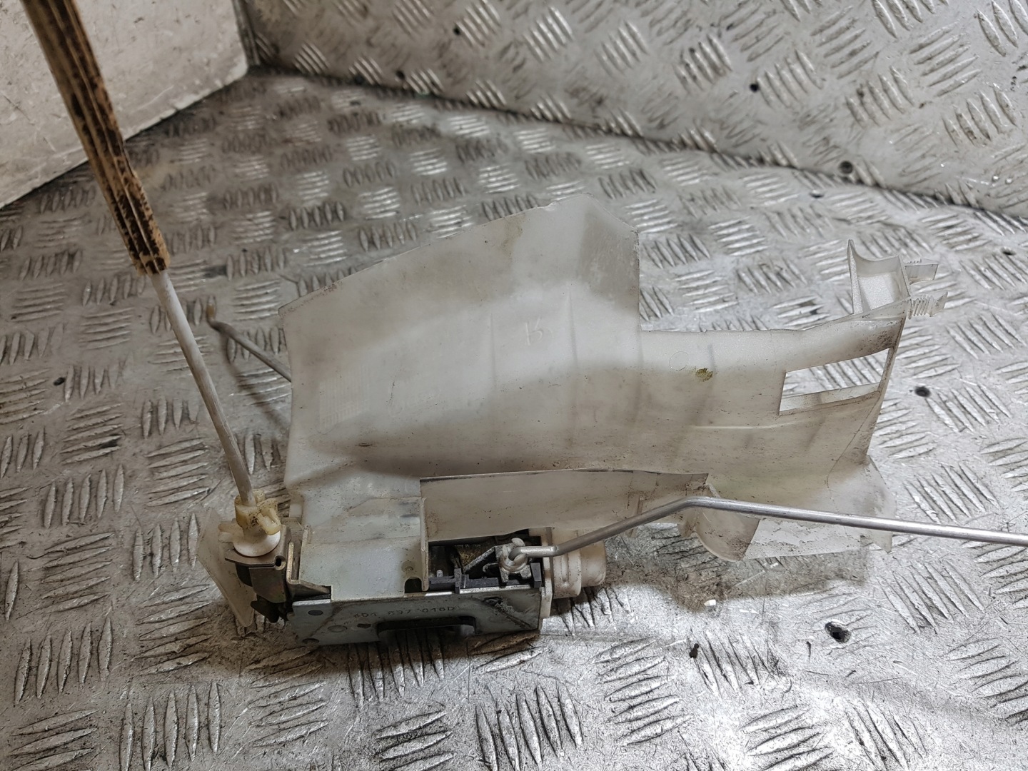 lock door right front AUDI A8 D2 3 PIN