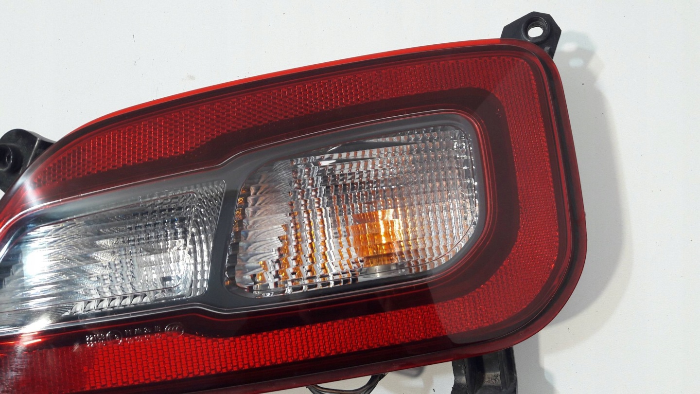 Hyundai Kona EV light rear right w bumper 92406K4000 (R185)