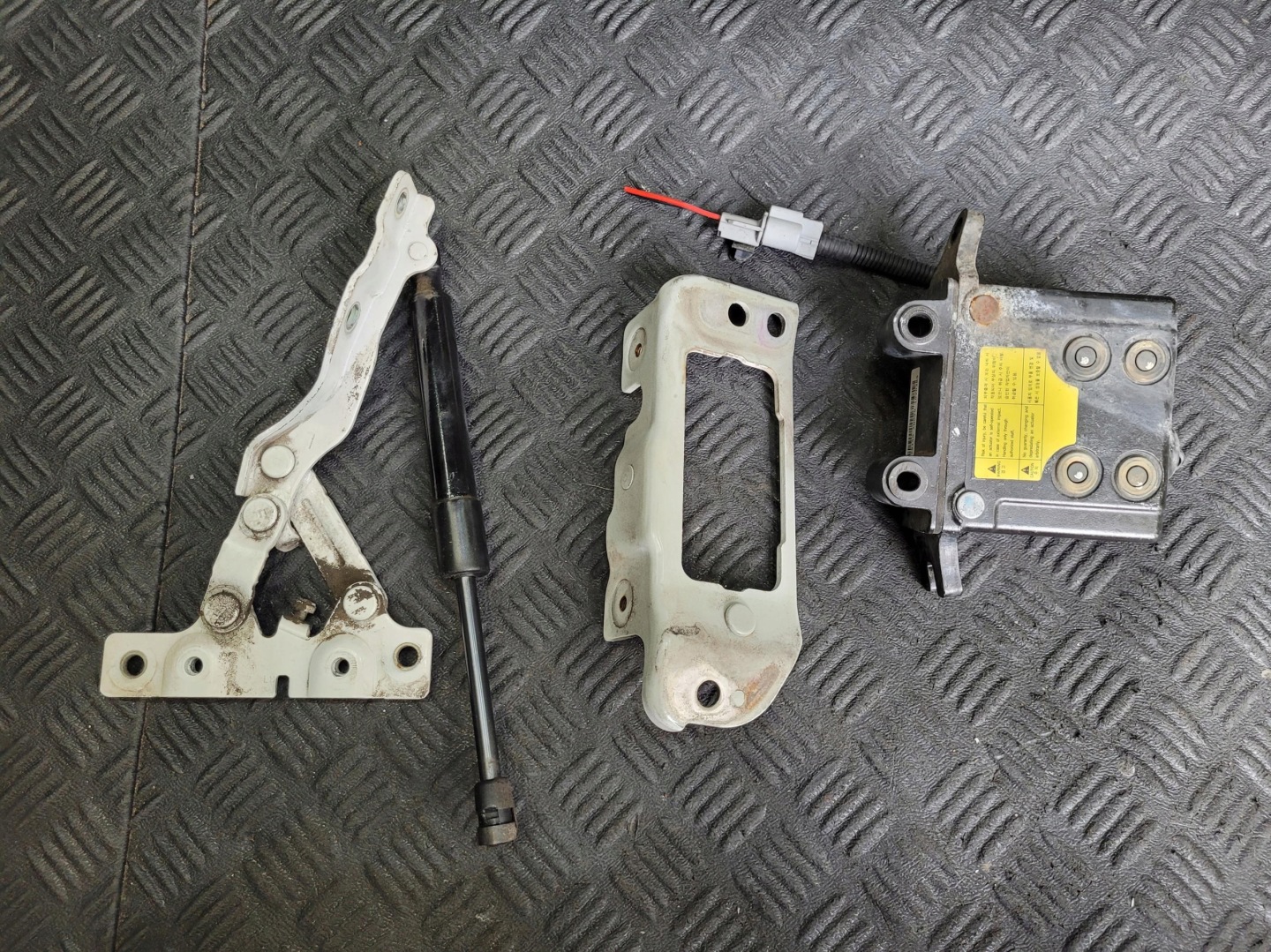hinge NABOJ PRIOTECHNICZNY bonnets left damper HYUNDAI SANTA FE III