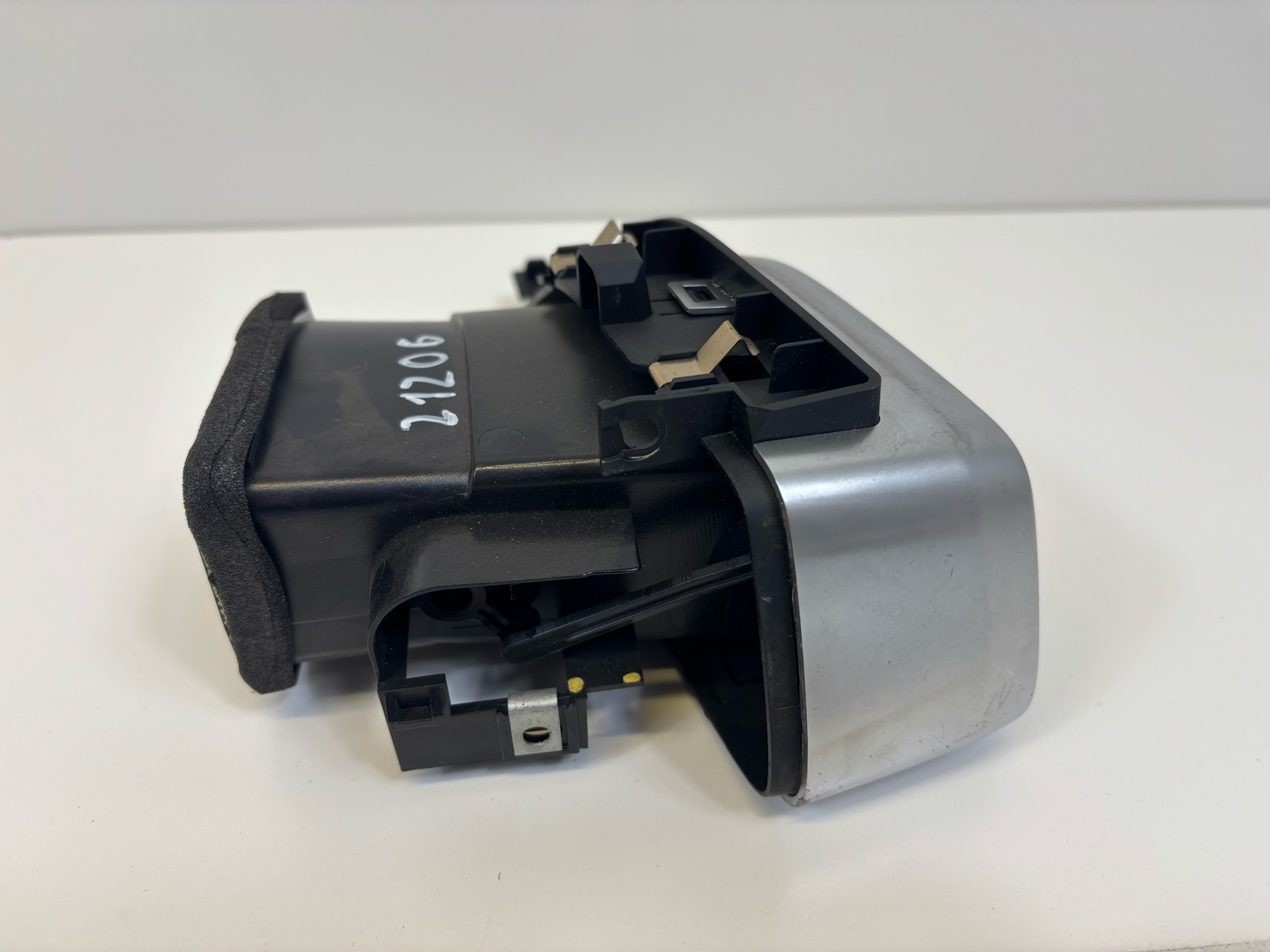 grid air conditioning devices left side upper Jaguar XF facelift 2015 HX73-018B09-AE