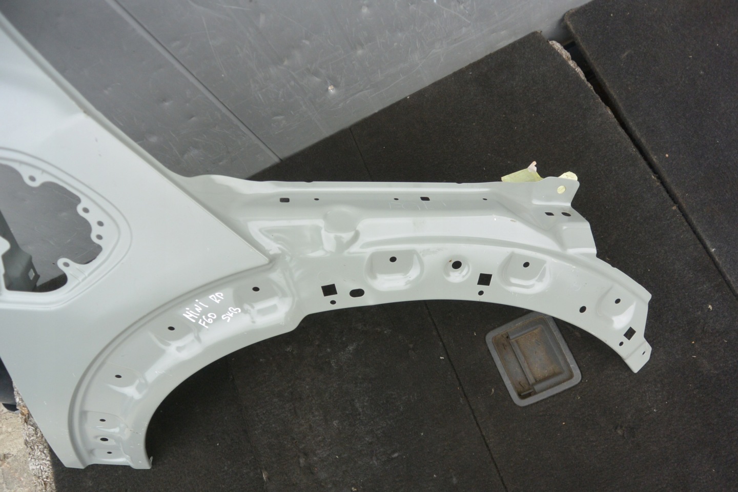 fender right front original MINI F60 COUNTRYMAN OEM