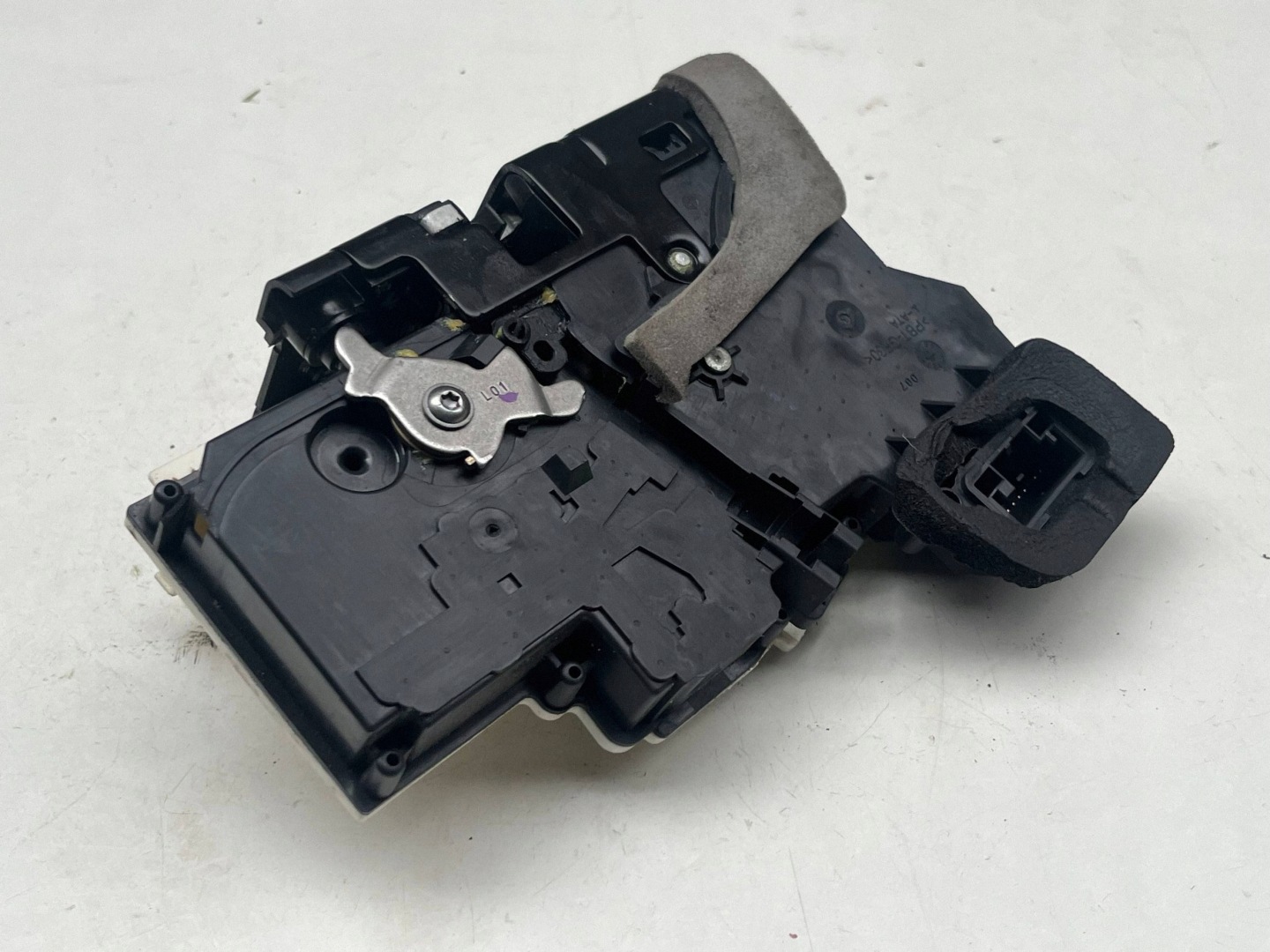 AUDI A6 C8 lock door left rear part 4K0839015Q @M