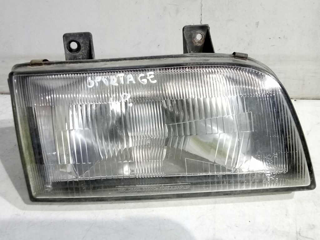 Kia Sportage and light right front front