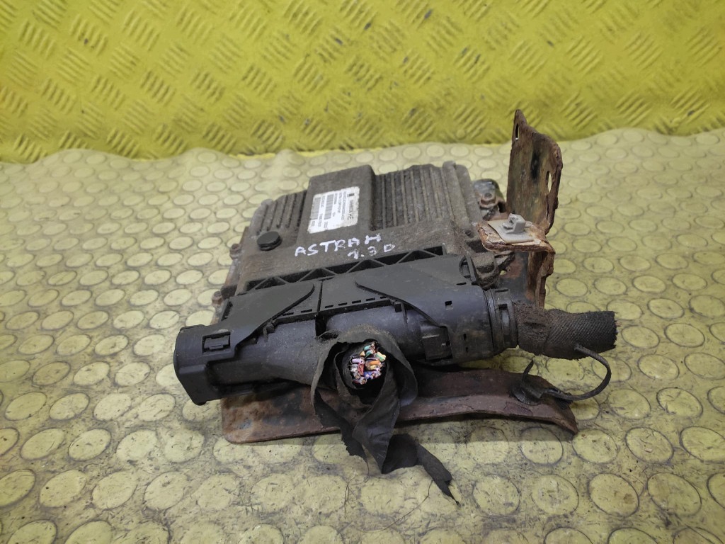 OPEL ASTRA H bedienteil des motors 55566036