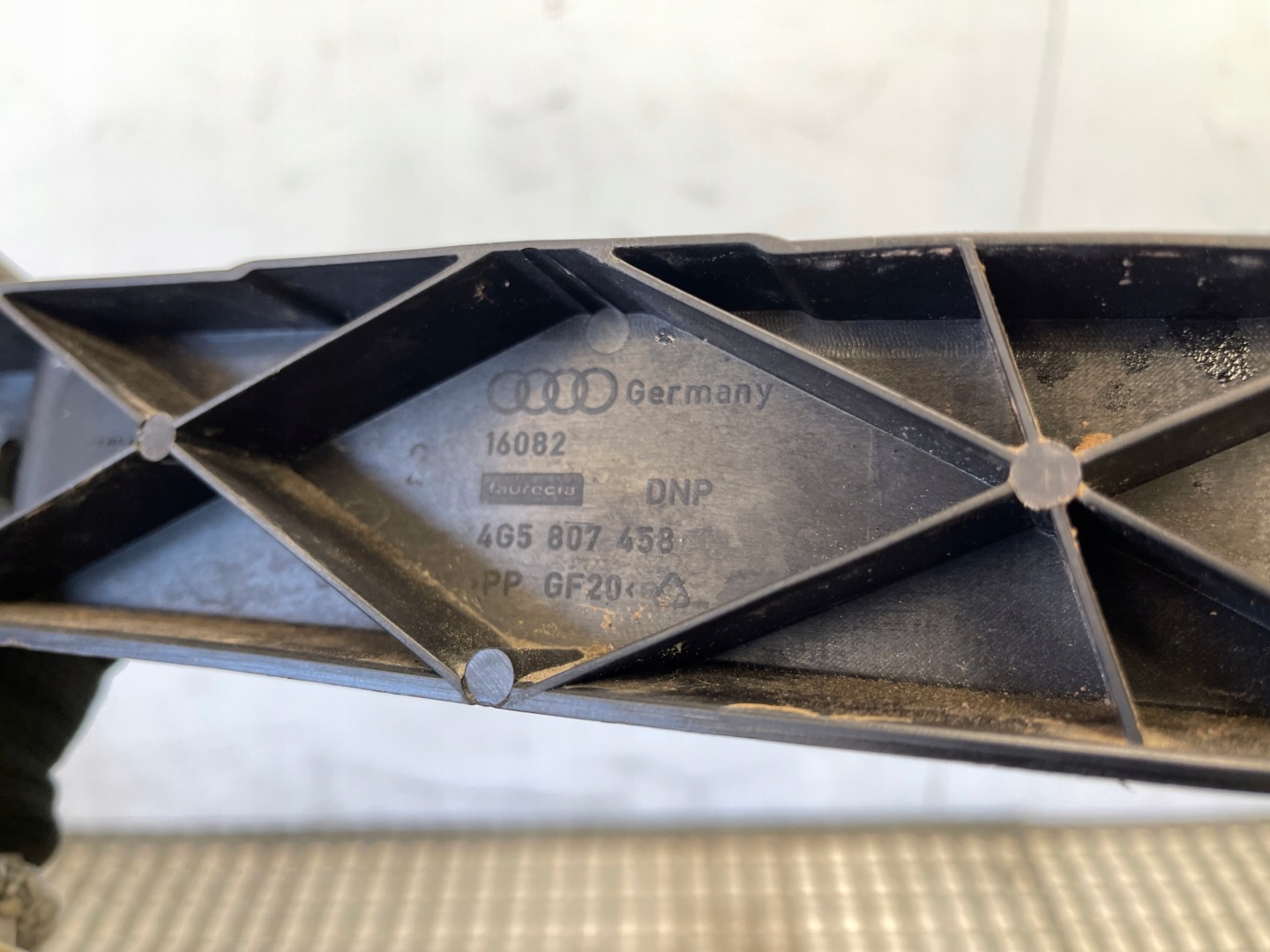 AUDI A6 C7 stoßstangenführung heck 4G5607458