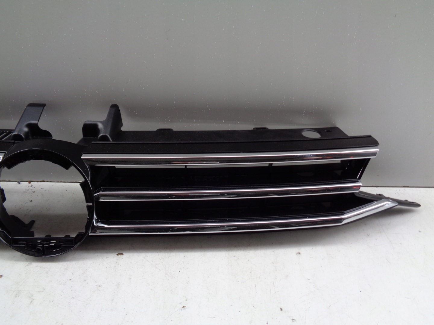 NO-WA-- Grille VW TOURAN 5TA 16