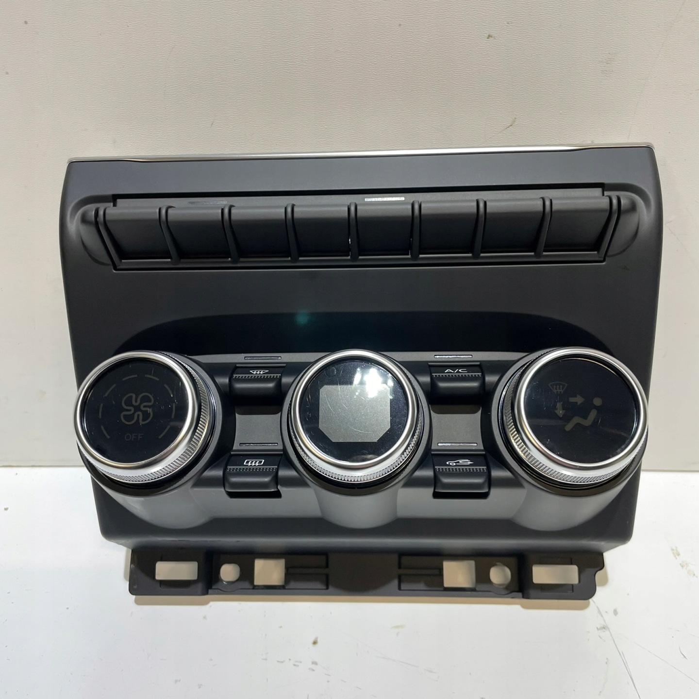 RENAULT CLIO V HYBRYDA E-TECH PREKIDAČ KLIME