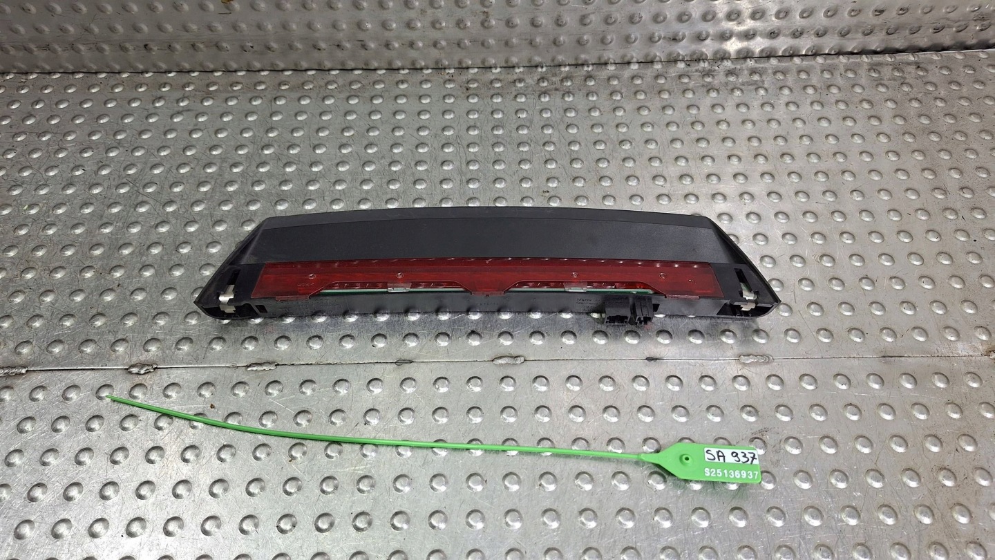 TRZECIE light STOP 4H0945097A AUDI A8 S8 D4