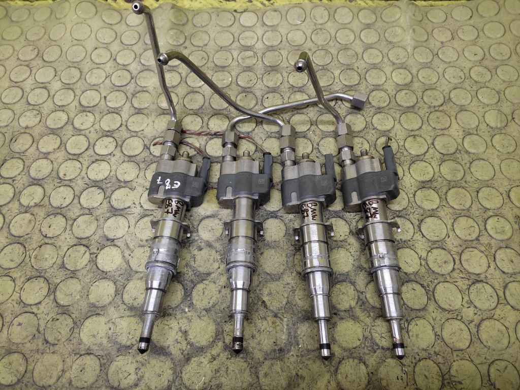 BMW E87 iniettore 13537589048
