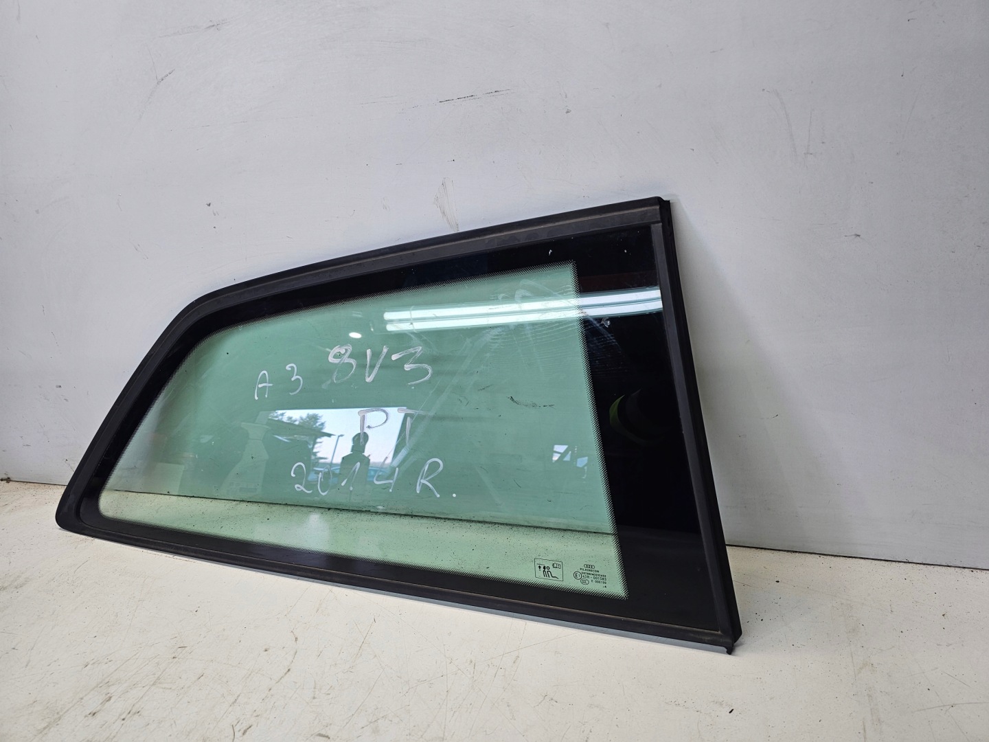 window bodywork right rear part below LISTWE CHROM AUDI A3 8V3 3 door 2014R