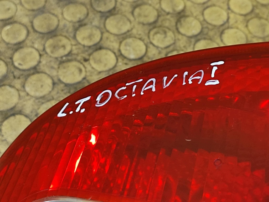 SKODA OCTAVIA and light left rear part 1U6945095