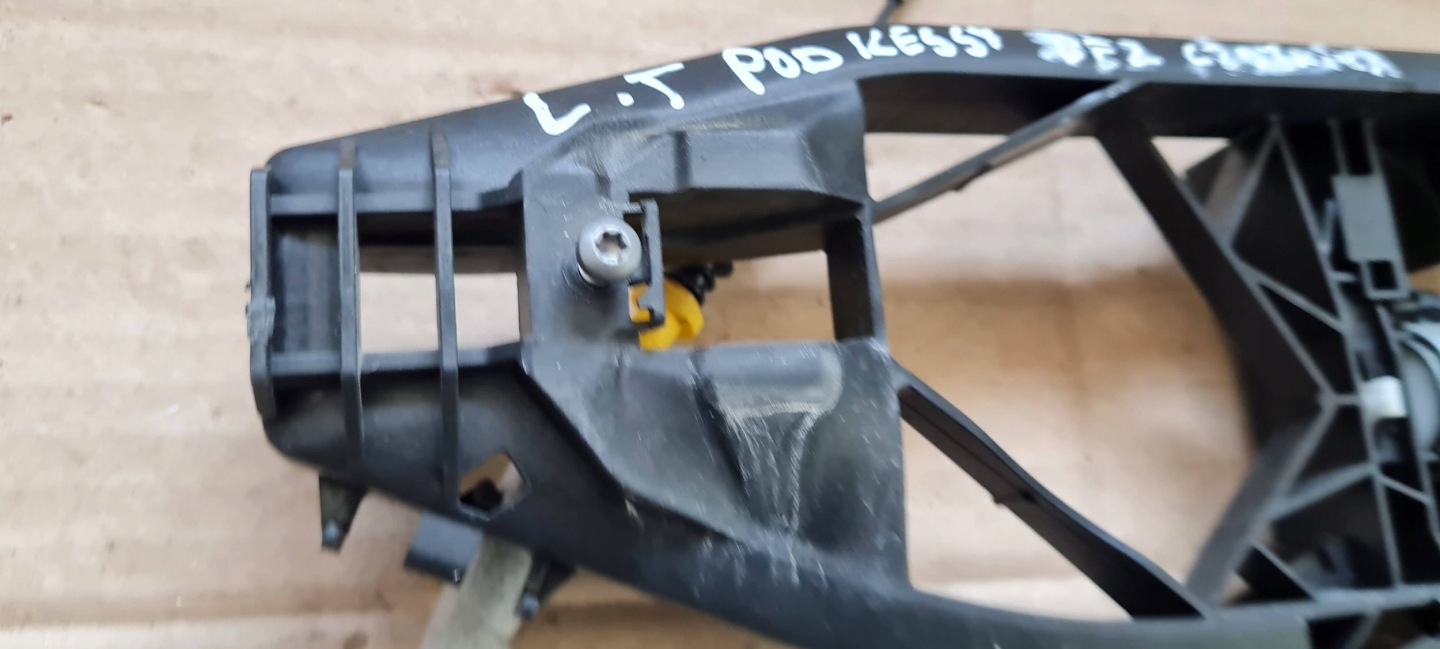 SQ8 4M RSQ8 Q8 handle door left below KEYLESS rear part support LS9R 4M8837205B