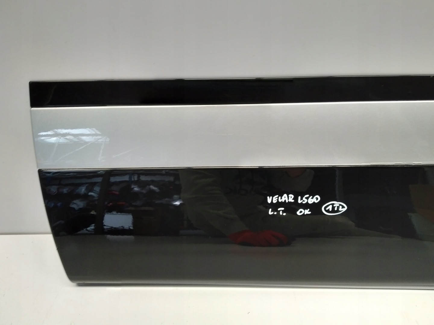L560 Range Velar lista fedél ajtó far bal OM J8A2274A49BBW