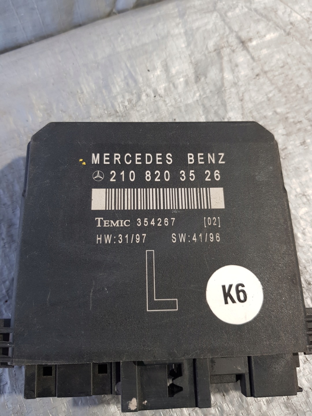 MERCEDES C KLASA W211 module control unit door left front 2108203526
