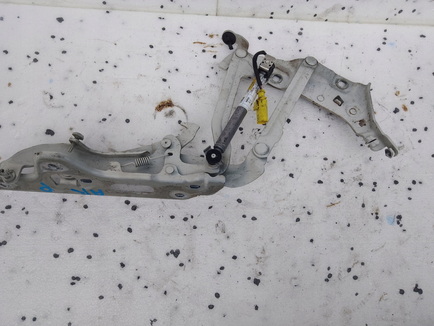 hinge bonnets right z nabojem VW ARTEON