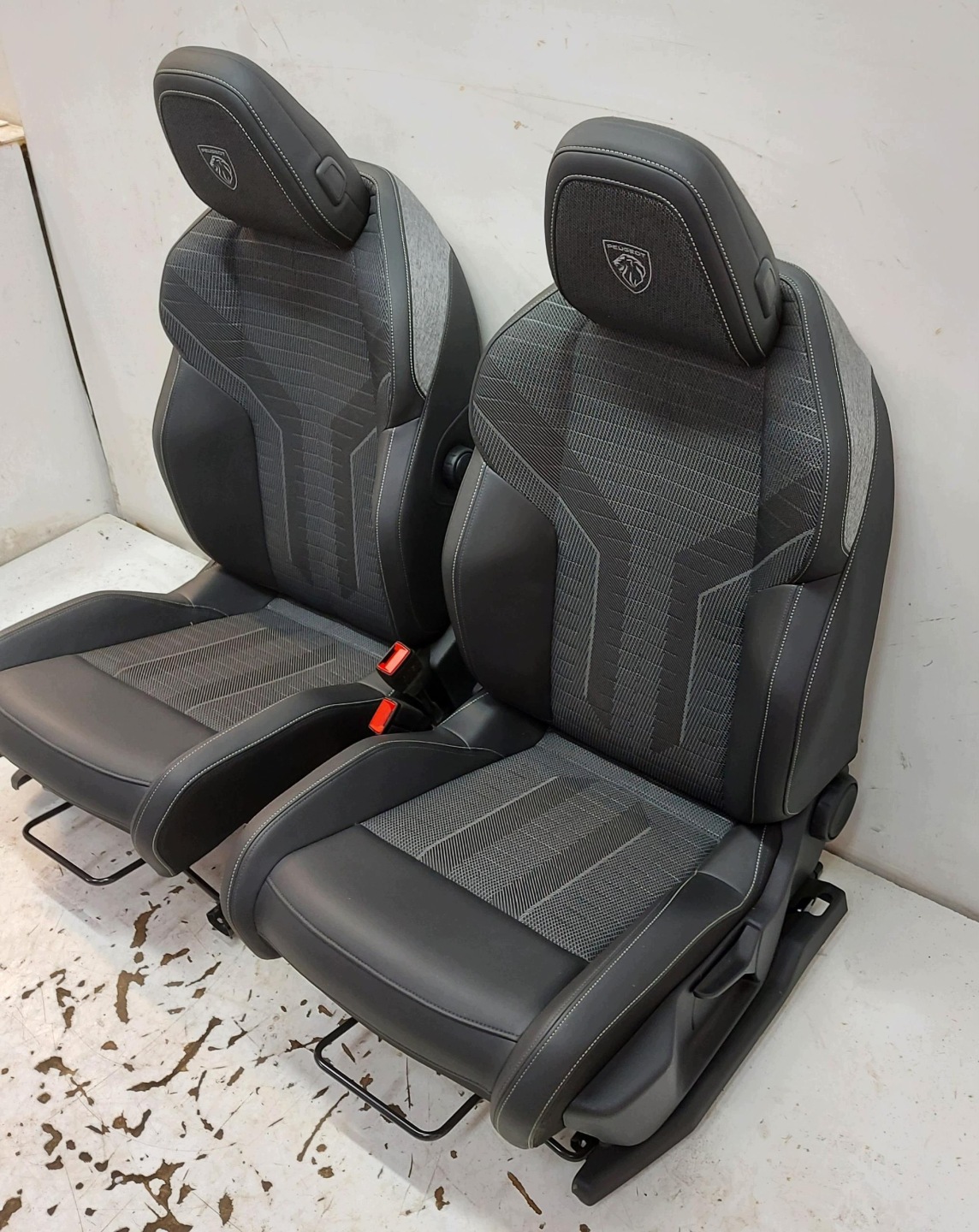 Peugeot 5008 III E5008 2024r seats front seat left right oryg