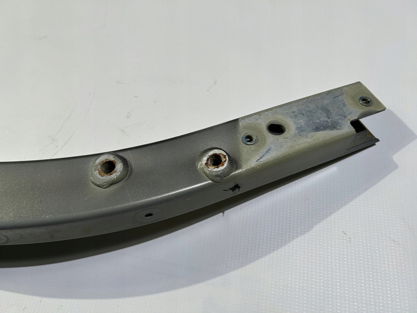sider pillar console supports front of the front Maserati GranTurismo 2008