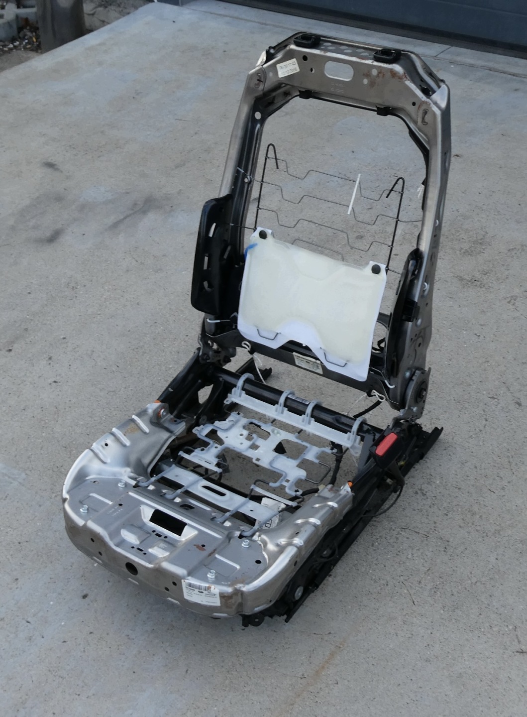 držiak sedačka pravý spolujazdca LAND ROVER DISCOVERY SPORT L550 EUROPA