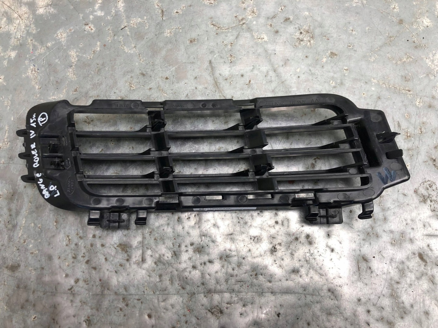 grid of a bumper left front RANGE ROVER IV CK5217F909AA