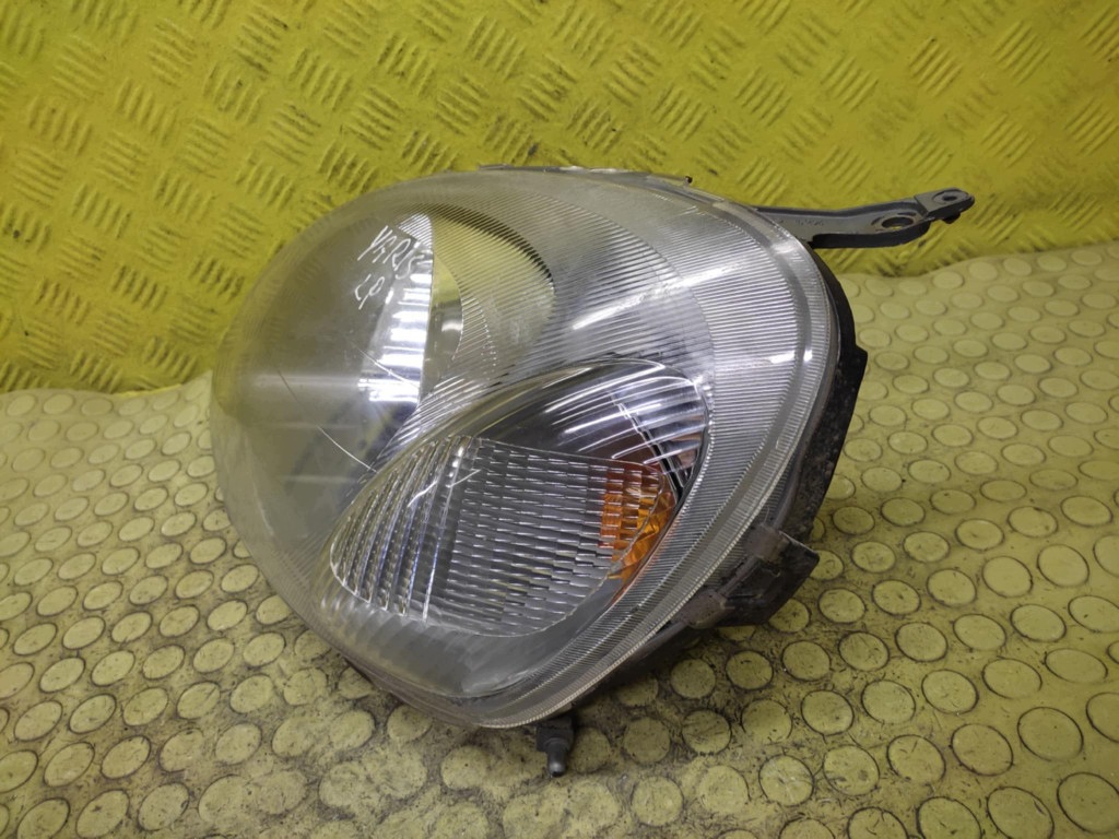 TOYOTA YARIS and REFLEKTOR light left front