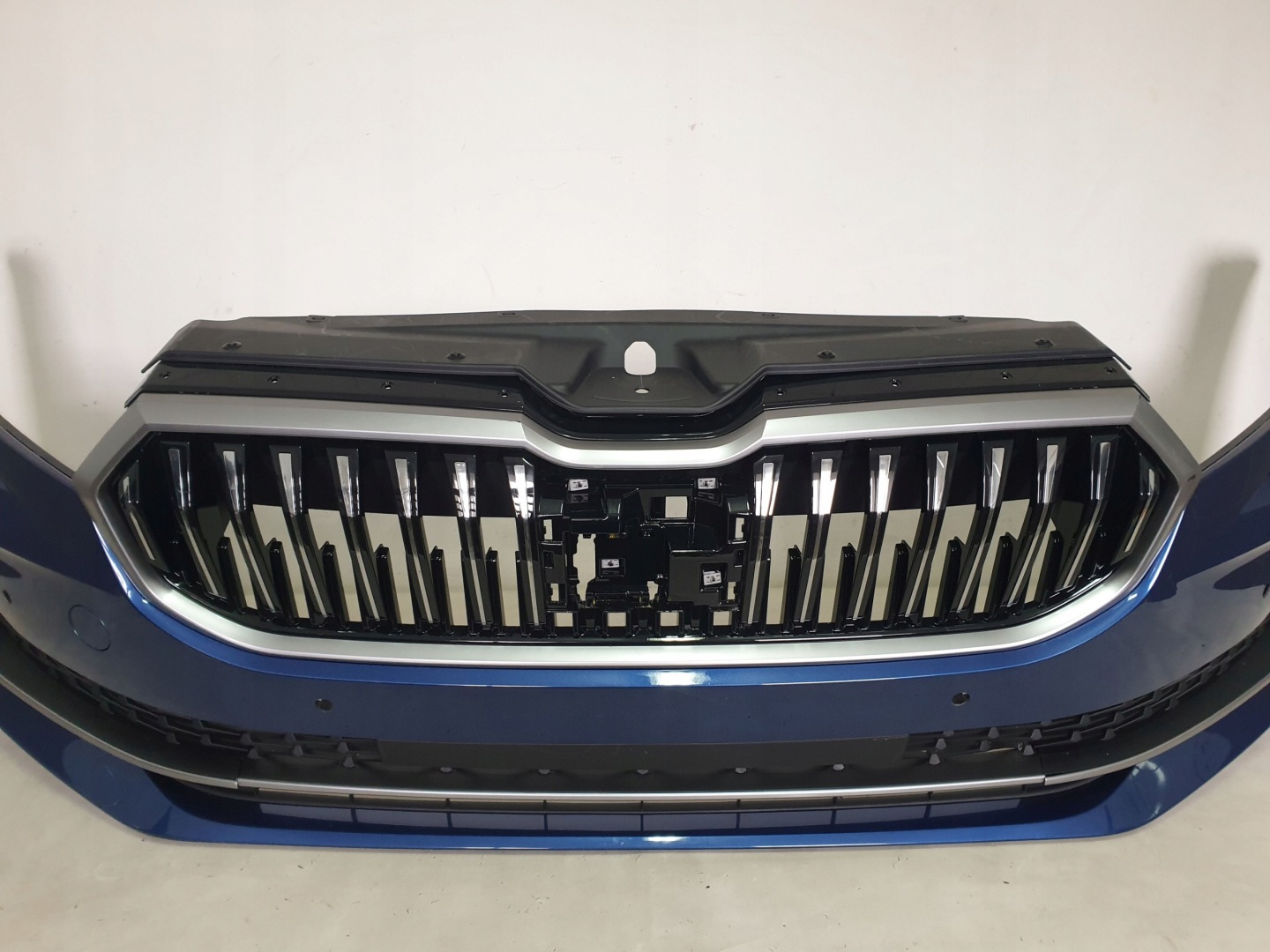 SKODA SUPERB IV 3P0 23-> bumper front front 6 x PDC cover 3P0807221