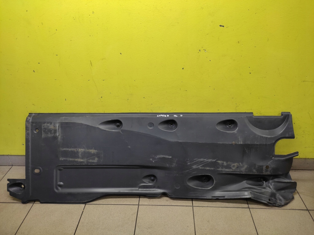 SKODA SUPERB II KOMBI cover plastic chassis right